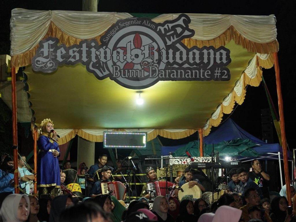 Para pemusik Sanggau Segentar Alam saat mengiringi tarian di Festival Budaya Bumi Daranante II tahun 2024