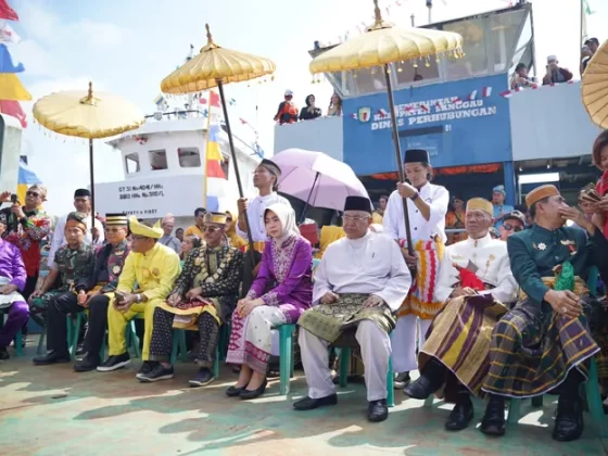 Pj. Sekda Sanggau Aswin Khatib bersama para undangan lainnya menghadiri Mande' Bedel dan Perang Ketupat di Keraton Pakunegara Tayan (6/10/2024).