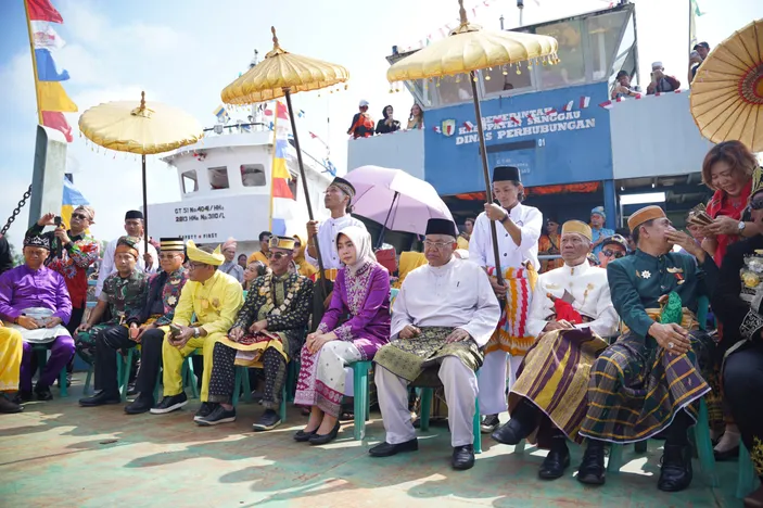 Pj. Sekda Sanggau Aswin Khatib bersama para undangan lainnya menghadiri Mande' Bedel dan Perang Ketupat di Keraton Pakunegara Tayan (6/10/2024).