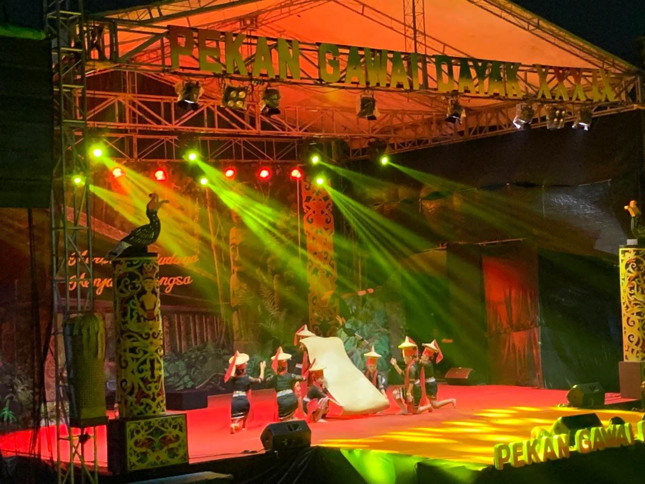 Lomba Tari Dayak, Disdikbud Kabupaten Sanggau raih 3 kategori sekaligus, yaitu Penyaji terbaik 1, penata tari terbaik, dan penata musik terbaik