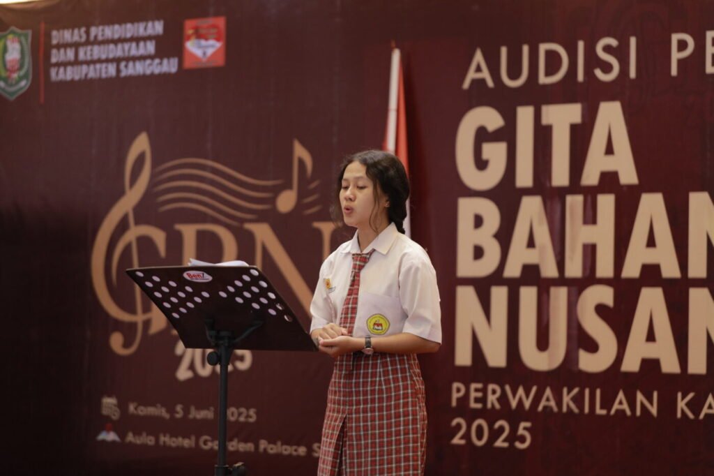 Salah satu peeserta audisi Gita Bahana Nusantara tingkat Kabupaten Sanggau dimulai di Aula Hotel Garden Palace Sanggau Rabu (05/06/2025).