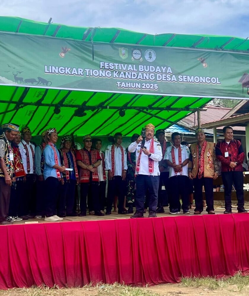 Bupati Sanggau membuka Kegiatan festival Lingkar Tiong Kandang 2025 di Desa Semoncol, Kec. Batang Tarang Kab. Sanggau