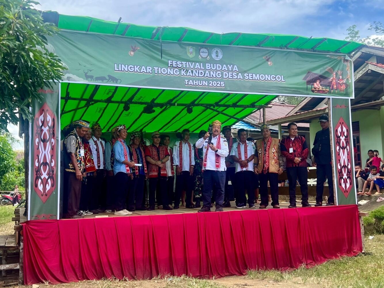 Bupati Sanggau membuka Kegiatan festival Lingkar Tiong Kandang 2025 di Desa Semoncol, Kec. Batang Tarang Kab. Sanggau 