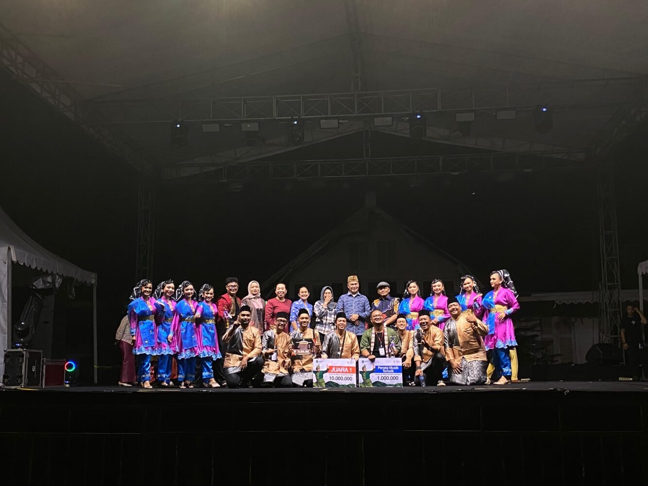 Photo by @kingnizammc , Peserta dan Tim utusan Sanggau bersama Tim Dinas Pendidikan dan Kebudayaan Kota Singkawang 